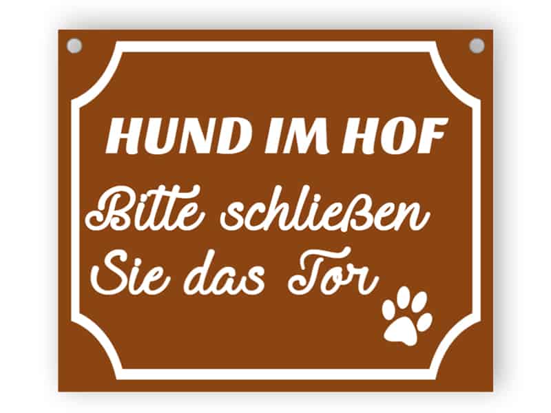 Hund im Hof ​​- schließen Sie das Tor Zeichen
