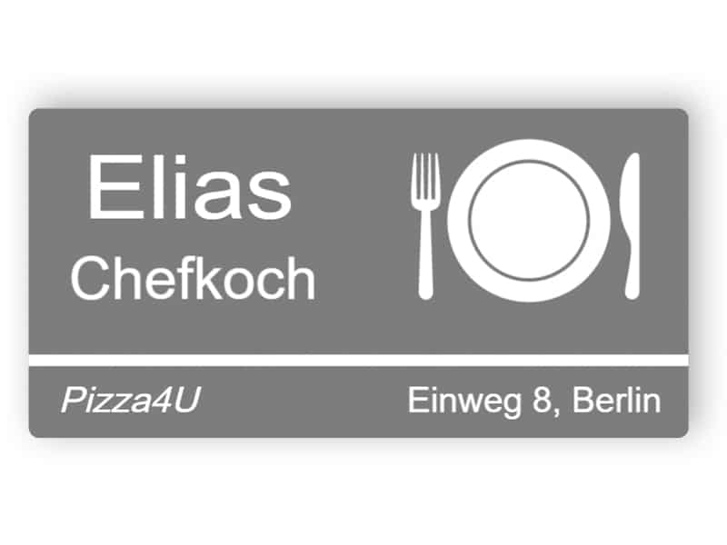 Lasergeschnittenes und graviertes Namensschild aus grauem Kunststoff mit weißen Buchstaben